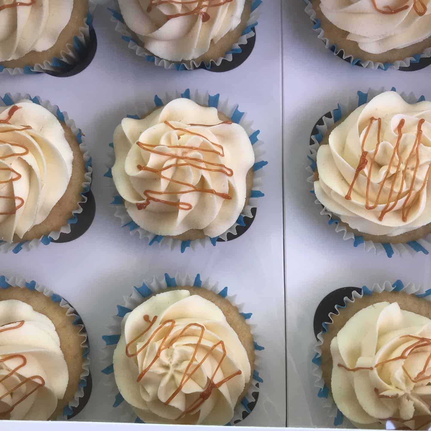Vainilla con relleno de dulce de leche… también es tu favorito??? Les cuento que  yo desde que comencé ha hornear cupcakes he hecho más de 20 sabores y combinaciones.  Para mí todas deliciosas cada una con su toque especial.  Pero han pasado 8 años exactos y al día de hoy puedo decir que el sabor favorito del 90% de las personas es vainilla relleno de dulce de leche (y creo q no solo en cupcakes).
.
.
Si eres reposter@, coincides conmigo?  Cuál es el sabor que más te piden tus clientes???
.
.
Me he animado y voy a hacer una encuesta en las historias para ver si estoy en lo cierto con el % q he dicho… 👆🏻
.
.
.
#cupcakes #reposteria #vainillacondulcedeleche #sabores #sweetsbylilianmarie
