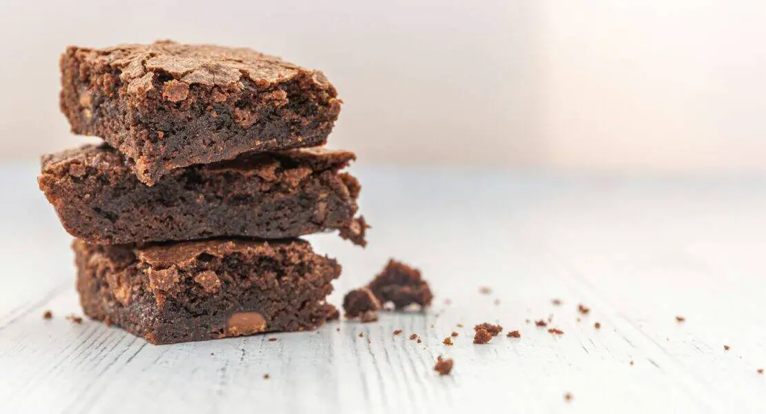 Bombones de brownie caseros con chocolate fundido.